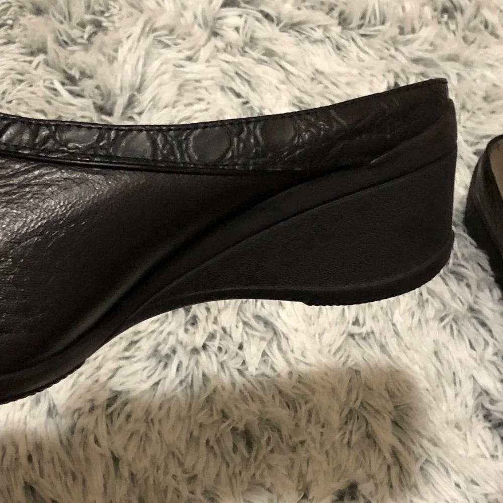 Liz Claiborne Black Leather Mules - Picture 3 of 8